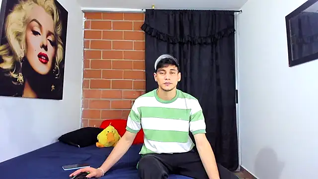 Snapshot of guy_master chatting on January 22, 1:10 am guy master online show from January 22, 1:10 am