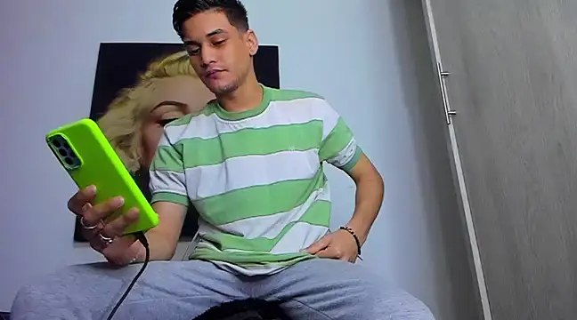 Snapshot of guy_master chatting on March 18, 8:58 am guy master online show from March 18, 8:58 am