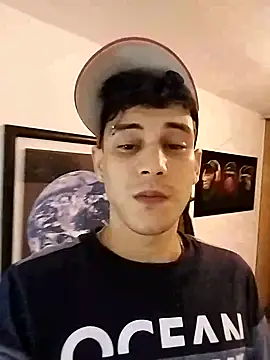 Snapshot of guy_master chatting on March 22, 10:39 am guy master online show from March 22, 10:39 am