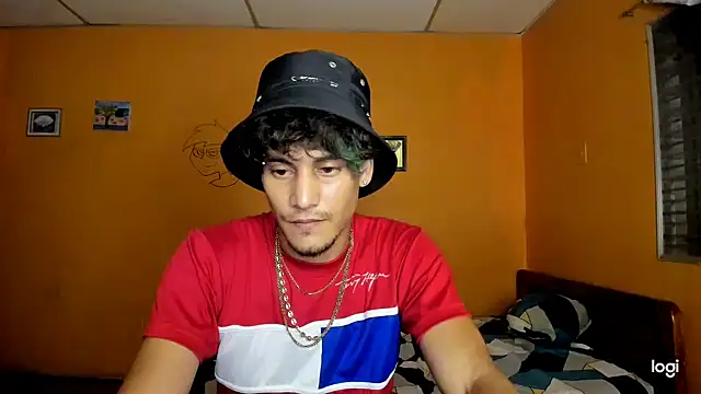 Snapshot of guy_master chatting on October 9, 8:23 am guy master online show from October 9, 8:23 am