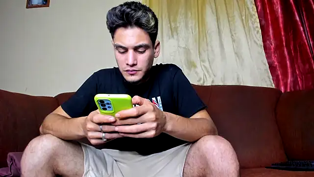 Snapshot of guy_master chatting on December 20, 5:58 am guy master online show from December 20, 5:58 am