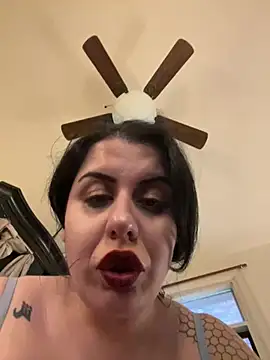 Snapshot of holyeroticss chatting on March 5, 8:53 pm holyeroticss online show from March 5, 8:53 pm