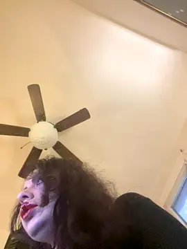 Snapshot of holyeroticss chatting on September 27, 10:48 pm holyeroticss online show from September 27, 10:48 pm