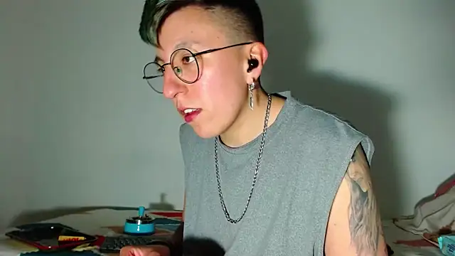 Snapshot of Sexyboy_666 chatting on December 2, 9:32 pm Sexyboy 666 online show from December 2, 9:32 pm