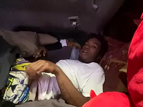 Snapshot of SlimeCrownzOut5 chatting on October 31, 3:18 am SlimeCrownzOut5 online show from October 31, 3:18 am