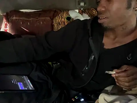 Snapshot of SlimeCrownzOut5 chatting on December 14, 7:40 pm SlimeCrownzOut5 online show from December 14, 7:40 pm