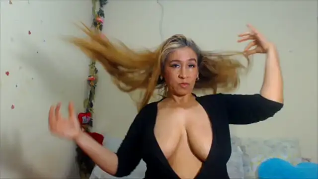 Snapshot of sharloth_x18 chatting on May 19, 2:18 am sharloth x18 online show from May 19, 2:18 am