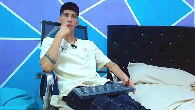 Snapshot of jhony-sex chatting on February 5, 7:18 am jhony-sex online show from February 5, 7:18 am