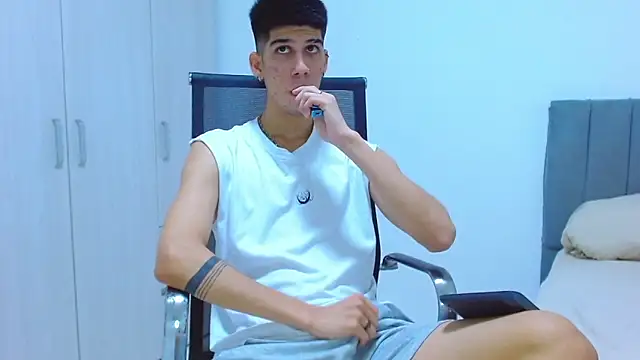 Snapshot of jhony-sex chatting on October 17, 6:27 am jhony-sex online show from October 17, 6:27 am