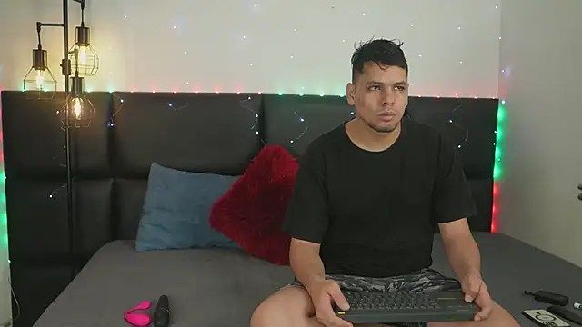 Snapshot of Cleoanubis- chatting on December 13, 5:05 am Cleoanubis- online show from December 13, 5:05 am