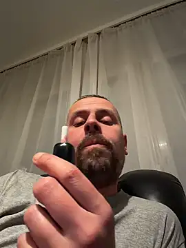 Snapshot of Huncutkuki chatting on December 2, 4:35 pm Huncutkuki online show from December 2, 4:35 pm