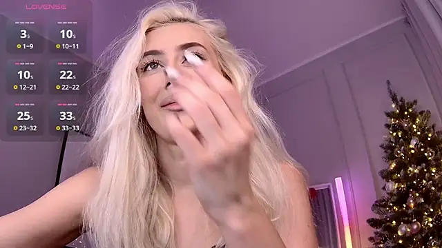 Snapshot of LoryWood chatting on December 31, 2:47 pm LoryWood online show from December 31, 2:47 pm