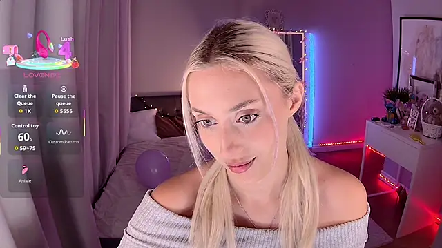 Snapshot of LoryWood chatting on December 4, 3:43 pm LoryWood online show from December 4, 3:43 pm