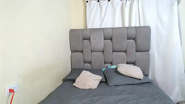 Snapshot of emilyaboott chatting on February 4, 12:19 am emilyaboott online show from February 4, 12:19 am