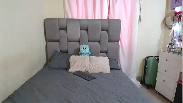 Snapshot of emilyaboott chatting on February 7, 9:58 pm emilyaboott online show from February 7, 9:58 pm