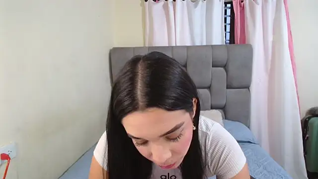 Snapshot of emilyaboott chatting on February 10, 11:02 pm emilyaboott online show from February 10, 11:02 pm