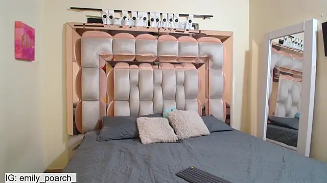 Snapshot of emilyaboott chatting on February 21, 12:27 am emilyaboott online show from February 21, 12:27 am