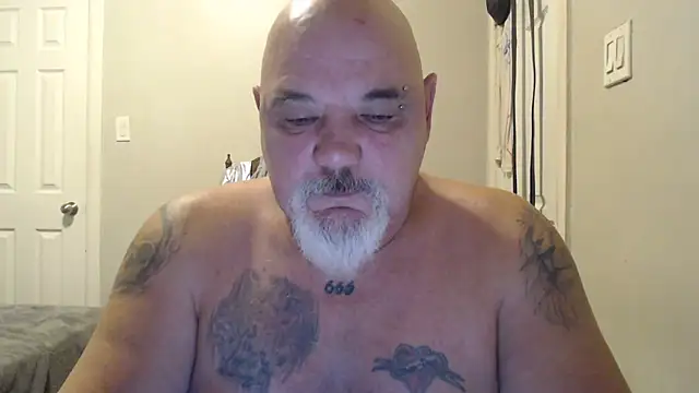 Newfiesausage1972 online show from February 4, 9:31 pm