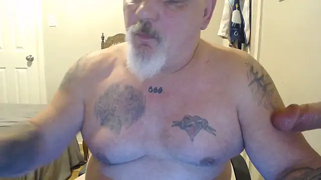 Newfiesausage1972 online show from March 2, 2:54 pm