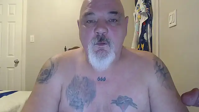 Newfiesausage1972 online show from March 17, 1:08 pm