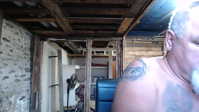 Newfiesausage1972 online show from November 14, 1:43 pm