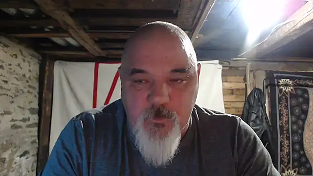 Newfiesausage1972 online show from December 3, 9:57 pm