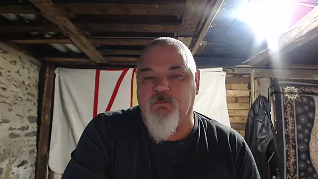 Newfiesausage1972 online show from December 17, 9:37 am