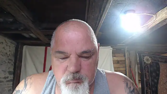 Newfiesausage1972 online show from May 24, 1:05 pm