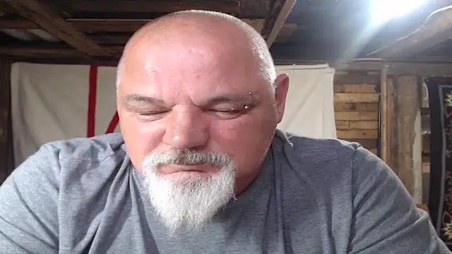 Newfiesausage1972 online show from June 14, 9:06 pm