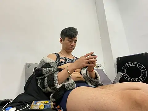 Snapshot of Adam_XDZ chatting on April 4, 10:57 am Adam XDZ online show from April 4, 10:57 am