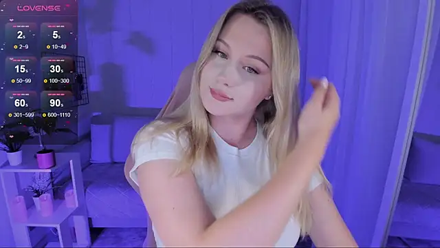 Snapshot of Honey_blonde chatting on July 29, 9:35 pm Honey blonde online show from July 29, 9:35 pm