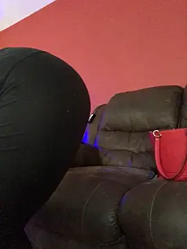 Snapshot of blndpolkadot chatting on February 12, 7:24 pm blndpolkadot online show from February 12, 7:24 pm