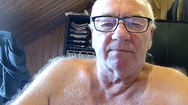 Snapshot of biggandybig chatting on July 6, 8:11 am biggandybig online show from July 6, 8:11 am