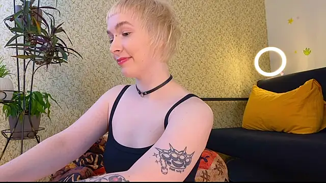 Snapshot of EmmyAmbros chatting on February 16, 11:27 am EmmyAmbros online show from February 16, 11:27 am