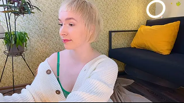 Snapshot of EmmyAmbros chatting on February 17, 10:07 am EmmyAmbros online show from February 17, 10:07 am