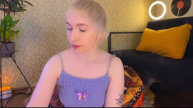 Snapshot of EmmyAmbros chatting on March 2, 9:10 am EmmyAmbros online show from March 2, 9:10 am