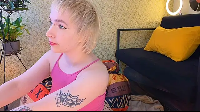 Snapshot of EmmyAmbros chatting on March 8, 6:54 am EmmyAmbros online show from March 8, 6:54 am