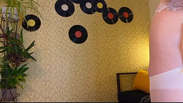 Snapshot of EmmyAmbros chatting on November 7, 1:05 am EmmyAmbros online show from November 7, 1:05 am