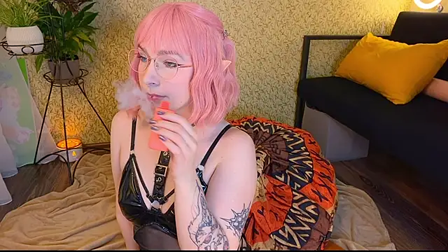 Snapshot of EmmyAmbros chatting on November 8, 12:22 am EmmyAmbros online show from November 8, 12:22 am