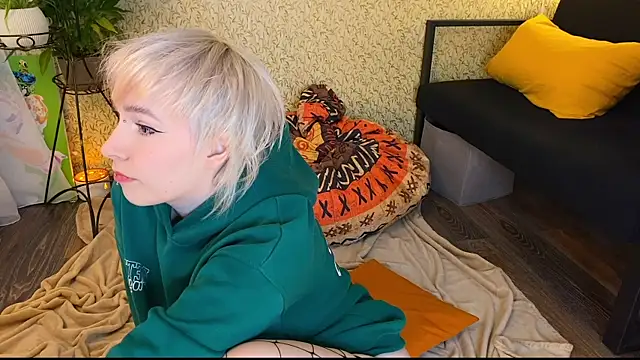 Snapshot of EmmyAmbros chatting on December 16, 9:58 am EmmyAmbros online show from December 16, 9:58 am