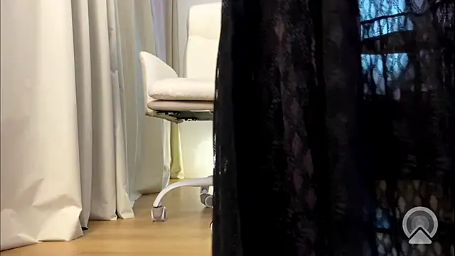 misskaassandraa online show from June 6, 11:15 am
