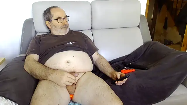 Snapshot of gillou1234 chatting on March 7, 9:07 am gillou1234 online show from March 7, 9:07 am