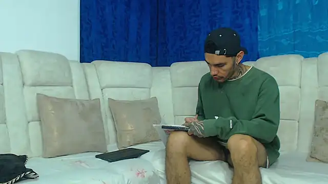 Hot Sharks  online show from February 4, 7:03 am