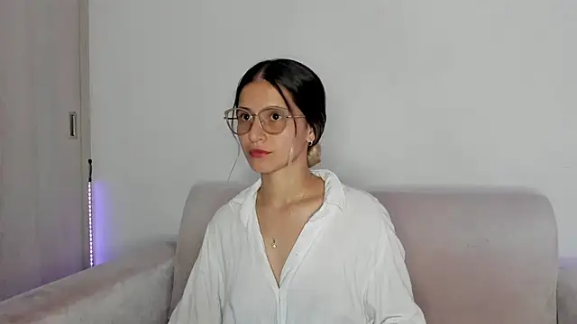 Snapshot of Lilacutte_ chatting on February 9, 10:42 am Lilacutte online show from February 9, 10:42 am