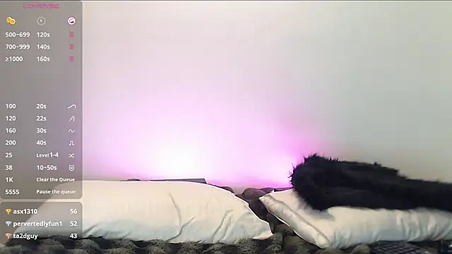 Snapshot of succubot chatting on March 5, 9:49 am succubot online show from March 5, 9:49 am