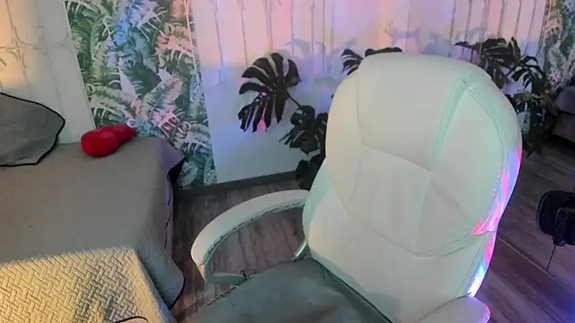 cute hollywood online show from December 5, 8:49 pm