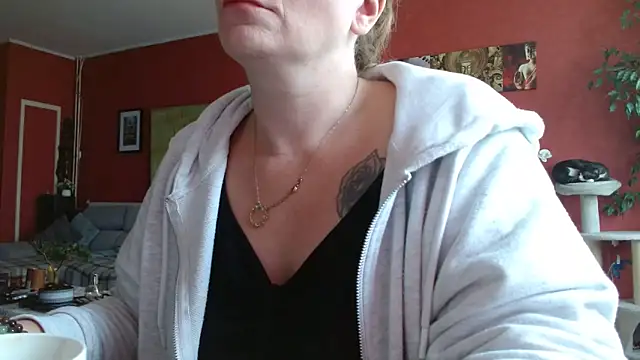 Snapshot of cruellaculdenfer67 chatting on June 11, 7:28 am cruellaculdenfer67 online show from June 11, 7:28 am