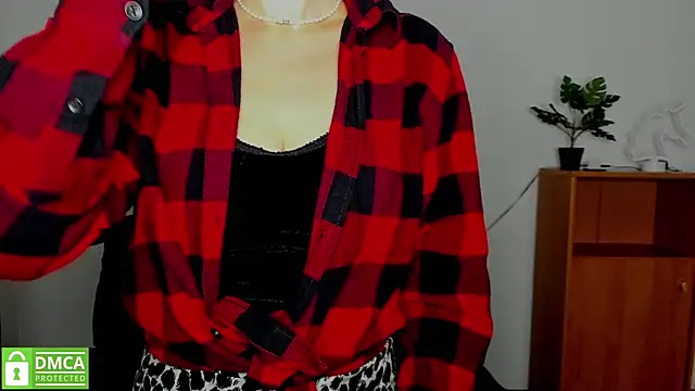 Snapshot of annakillianox chatting on October 2, 5:25 am annakillianox online show from October 2, 5:25 am