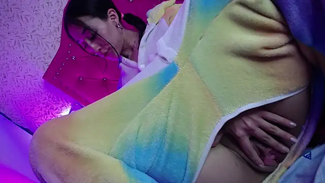 luly pink online show from February 25, 12:37 pm