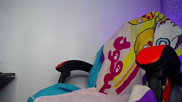 luly pink online show from April 29, 4:05 am